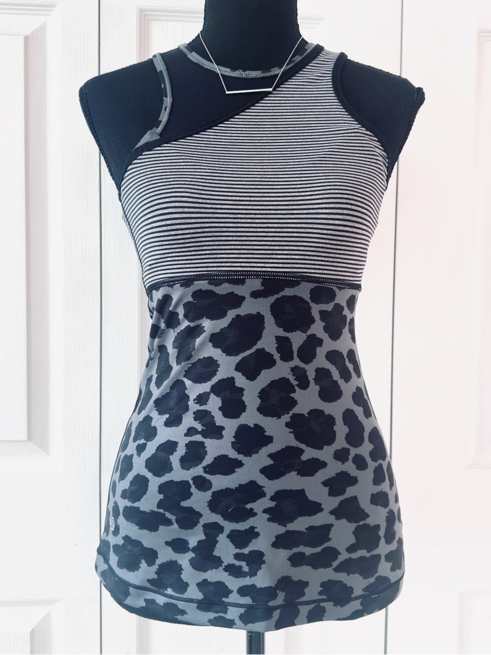LULULEMON ~ Women’s 2-piece black gray animal print striped gym top size S